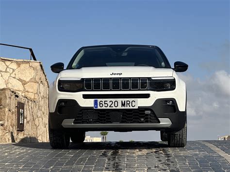 Jeep Avenger in un contesto urbano moderno
