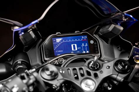 Yamaha YZF-R3 dashboard