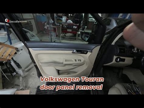 Interno di una Volkswagen Touran con bracciolo installato