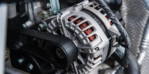 Tecnico auto che testa l'alternatore