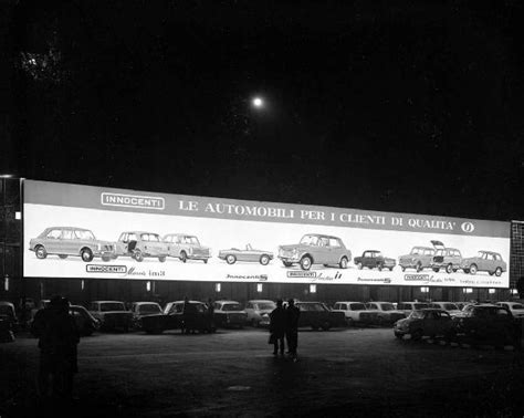 Automobile in contesto pubblicitario