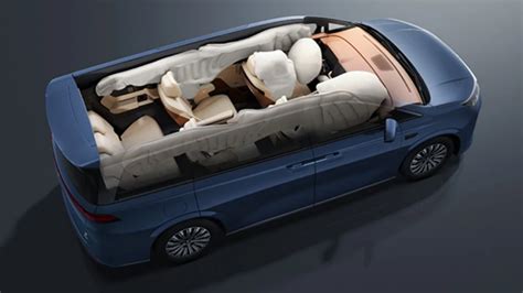 Interni lussuosi BYD M9