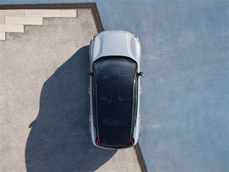 Vista dall'alto di una Volvo S40 che parcheggia