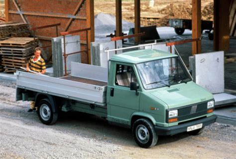 Veduta frontale di un Fiat Ducato prima serie in allestimento camper