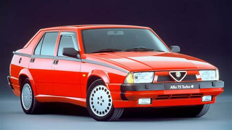 Alfa Romeo 75 con cerchi aftermarket personalizzati