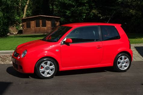 Volkswagen Lupo GTI in rosso che sfreccia su strada