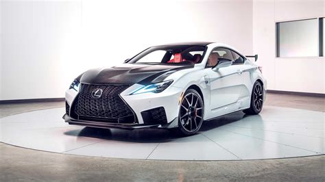 Lexus RC in corsa su strada panoramica