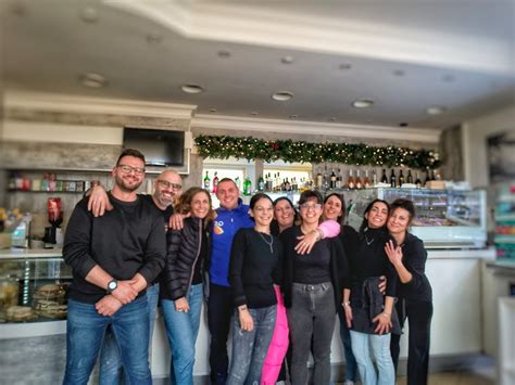 Interno di un bar di una stazione di servizio pulito e accogliente