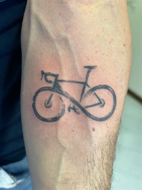Tatuaggio bicicletta con dettagli
