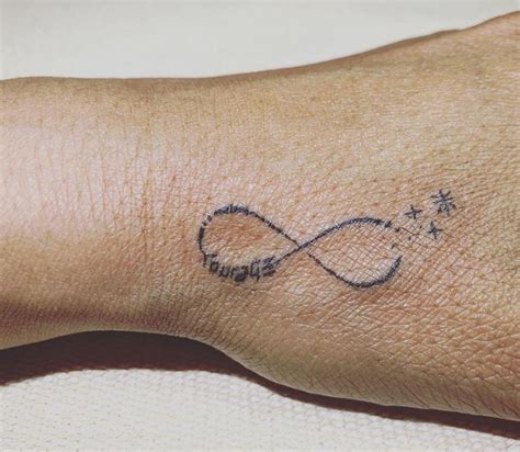 Tatuaggio cerchione bicicletta simbolo infinito