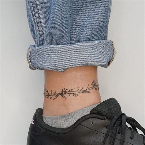 Tatuaggio bicicletta sulla caviglia