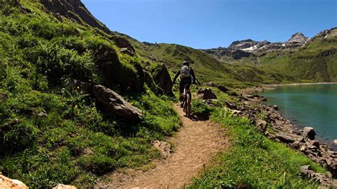 Ciclista che attraversa un paesaggio alpino
