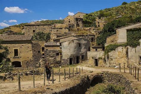 Vista panoramica di un paesaggio rurale siciliano attraversato da un percorso fuoristrada
