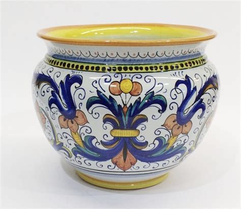 Varietà di ceramiche tradizionali di Marginea esposte