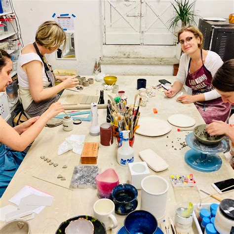 Gruppo di persone che partecipano a un laboratorio di ceramica al Centro di Marginea