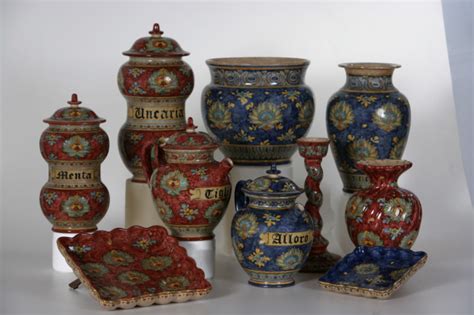 Vari tipi di ceramiche tradizionali da diverse culture del mondo