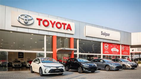 Un cliente che prova una Toyota in concessionaria