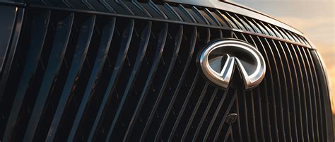 Infiniti logo e un SUV