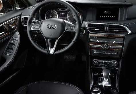 Interni Infiniti QX30 con console centrale e sedili