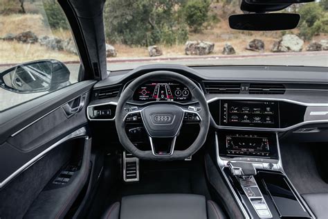 Interni Audi A6 C8 con sistema infotainment