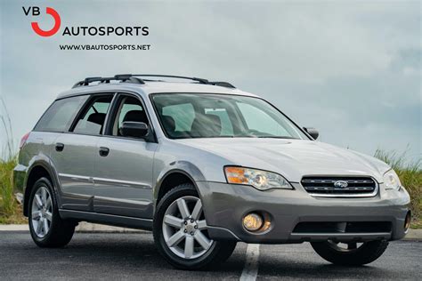 Subaru Outback 2007 in azione su strada sterrata