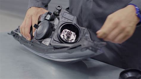 Dettaglio dei fari anteriori e dei fendinebbia della Subaru Outback 2007