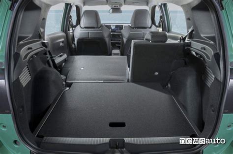Immagine del bagagliaio della Opel Frontera con i sedili abbattuti e le barre sul tetto