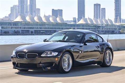 BMW Z4 Coupé in un contesto stradale dinamico