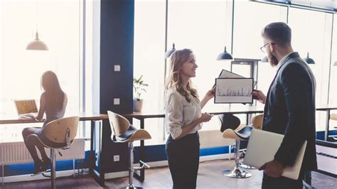 Ufficio ibrido con dipendenti che collaborano sia in presenza che da remoto