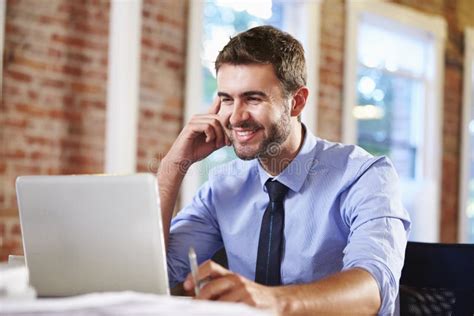 Persona che lavora con una routine organizzata