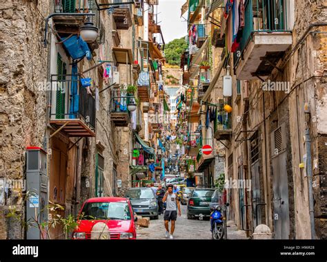 Scena di vita quotidiana nei Quartieri Spagnoli di Napoli