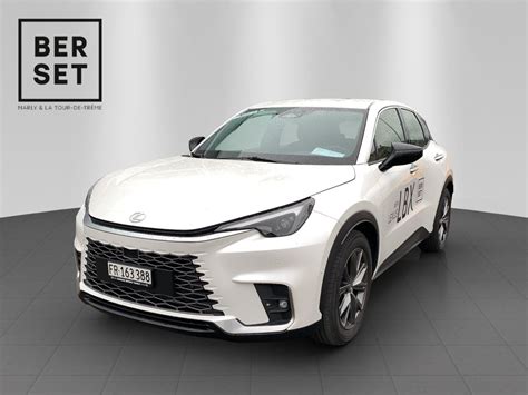 Lexus LBX in Bianco Perla su sfondo cittadino