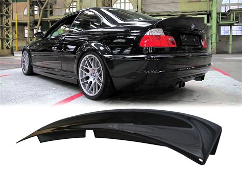 Veduta posteriore aerodinamica di una BMW E46 equipaggiata con spoiler originale
