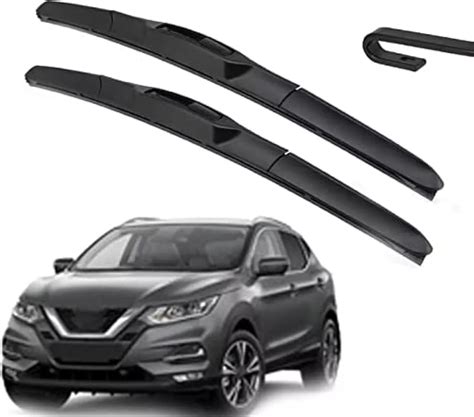 Tergicristalli anteriori e posteriori in funzione su un Nissan Qashqai sotto la pioggia