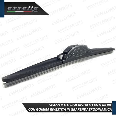 Infografica che mostra le sezioni trasversali di una spazzola tergicristallo con rivestimento in grafite e i suoi benefici