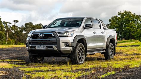 Toyota Hilux e Nissan Navara parcheggiati fianco a fianco in un ambiente naturale