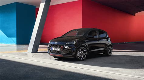 Hyundai i10 aziendale parcheggiata in ambiente urbano