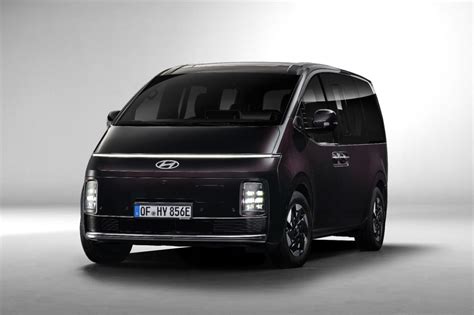 Hyundai Staria con porte aperte che mostrano l'ampio interno