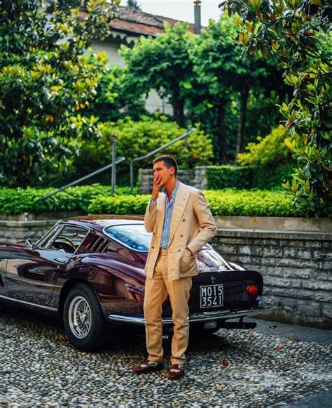 Eugenio Amos nel suo garage con alcune delle sue auto da collezione