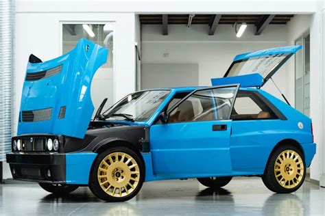 Meccanici al lavoro su una Lancia Delta Futurista nell'atelier Automobili Amos