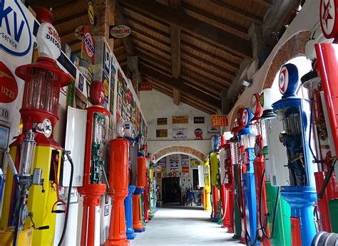 Facciata del Museo Fisogni con insegne di vecchi marchi di benzina