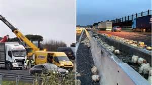 Immagine di un camion ribaltato con carico disperso