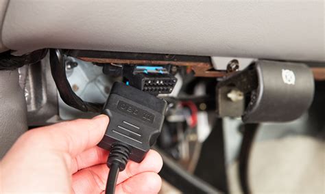 Scanner diagnostico collegato alla porta OBD di una BMW