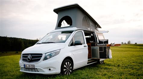 Interno di un Mercedes Viano convertito in camper con mobili