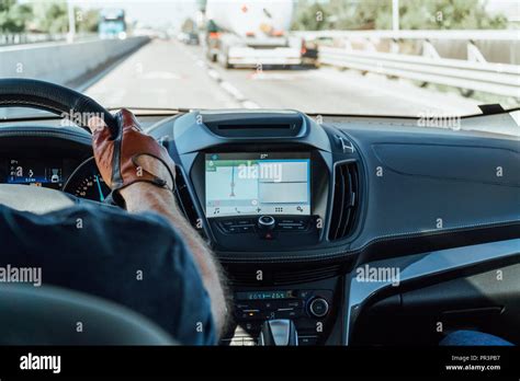 Conducente al volante di un'auto moderna