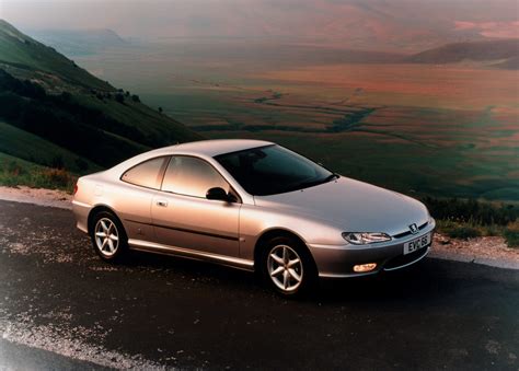 Peugeot 406 Coupé in un contesto urbano