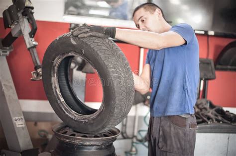 Gommista che ripara uno pneumatico in officina