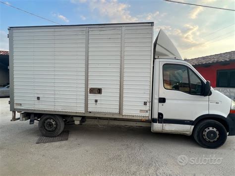 Renault Master con gancio di traino e rimorchio