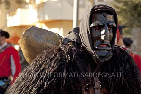 Maschere tradizionali dei Mamuthones in Sardegna