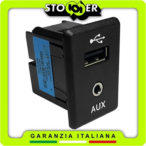Porta USB e ingresso AUX in un'auto